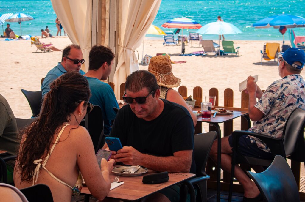 Clientes comiendo frente al mar en Mola Mola Ocean Side junto a la Playa de la Costilla en Rota